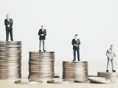 Horrendalne zarobki prezesów. Szef tej sieciówki zgarnął prawie 100 mln dol.