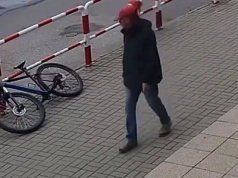 Olsztyn. Na głowie czerwona czapeczka, a w rękach lep na cudze rzeczy. Policja zaprasza na rozmowę