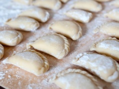 ​Zamiast wypić, dodaj do ciasta na pierogi. Będą gładkie i elastyczne