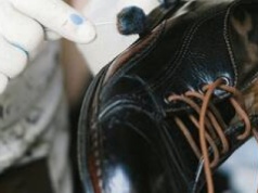 Podaruj buty osobie w potrzebie! Szewc z Wrocławia naprawi obuwie dla podopiecznych Towarzystwa Brata Alberta