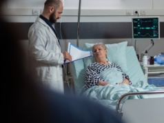 Nowy egzamin i druga rezydentura. MZ szuka sposobu, jak poprawić kryzys w internie