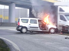 Płonący samochód na S8. Policjanci uratowali kierowcę