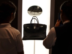 Le Birkin Voyageur poszła pod młotek. Jedna z czterech torebek Jane Birkin osiągnęła zawrotną cenę