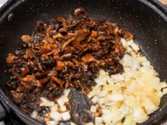 Prawie wszyscy smażą grzyby w ten sposób. Tylko najlepsze gospodynie wiedzą, że to prosta droga do katastrofy