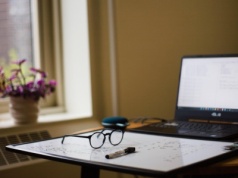 Wiadomo, ile naprawdę zarabiają nauczyciele w Polsce. "7 tys. to może mieć dyrektor"