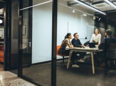 Świąteczne prezenty od pracodawców. Co drugi upominek wart ponad 300 zł