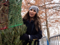 Kristi Noem rozdawała choinki mieszkańcom Chicago. Na Navy Pier pojawiła się też grupa protestujących