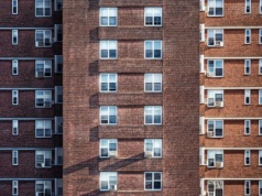 Zarabiała krocie, a zajmowała lokal komunalny. Sąsiedzi znaleźli na nią sposób