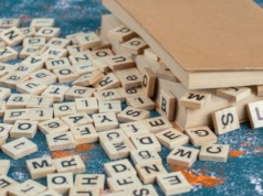 “Szponcić” Młodzieżowym Słowem Roku 2025. Co oznacza?