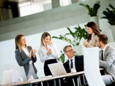 Tak pracują 30- i 40-latkowie. „Gigantyczna obłuda w biurach. Rodzinna atmosfera i samorozwój to tak naprawdę emocjonalne niewolnictwo i obsesja bycia jak najlepszym produktem”