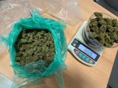 Uciekali przed policją. W czasie pościgu wyrzucili narkotyki z auta