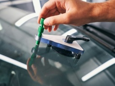 Europejski lider napraw szyb samochodowych wchodzi do Polski. Nabył udziały polskiej firmy.