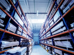 Jak oszczędzić miejsce w magazynie? 7 sposobów na dobieranie kartonów, które obniżą koszty