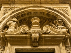 Dawna stolica "wyspy Słońca" to raj dla szukających spokoju. Kusi licznymi zabytkami