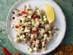 Tradycyjny śledzik w świątecznej oprawie. Wygląda jak z designerskiej książki kucharskiej