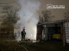 Nocny pożar garażu na Białołęce. Obok stał zabytkowy Citroen