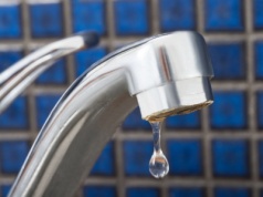 Wyłóż blachę, a resztę wynieś do łazienki. Krany będą czystsze, niż kiedykolwiek