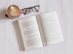 Czytanie książek receptą na długowieczność? Badacze zdradzają "minimalną dawkę" tygodniową