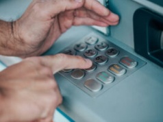 Bankomaty znikają setkami. UE ma plan: gotówkę wypłacisz przy kasie bez zakupów