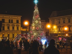 Tradycji stało się zadość! Plac Chrobrego rozświetliła 15-metrowa choinka!