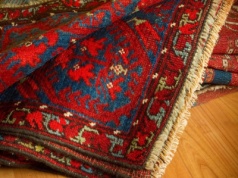 Nie odkurzaj dywanów przed świętami. Zamiast tego sięgnij po jedną rzecz z kuchni. Dom zalśni