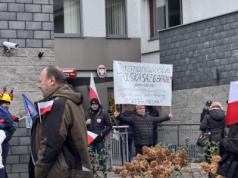 „Szczęść Boże, wysoki sądzie”. Proces Grzegorza Brauna ruszył w Warszawie