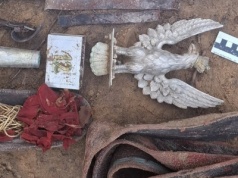 Orzeł z głowni sztandaru 12 pal odkryty w lesie! (GALERIA)