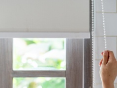 Mieszam z wodą i spryskuję rolety. Usuwa zlepiony kurz, a nawet stare plamy