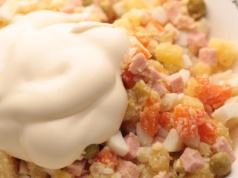 Uszkadza mózg. Najbardziej toksyczny składnik diety, a i tak zjadamy na potęgę