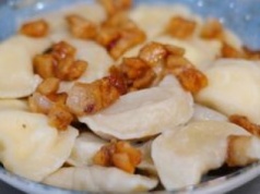 Rozmrażam pierogi tylko w taki sposób. Nie tracą formy i smakują jak świeże