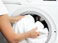 Wlej tylko trzy łyżki i włącz pralkę – ręczniki mięciutkie jak w hotelu