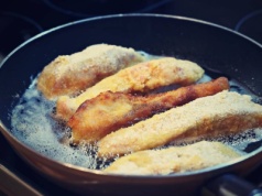 Największy błąd przy smażeniu ryby. Dlatego przywiera do patelni