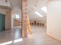 Kupiła mieszkanie na strychu. Później okazało się, że właściwie nie powinna tam mieszkać