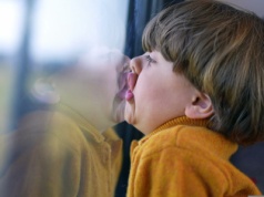 Jechał pociągiem, za nim znudzone dziecko. Zareagowała pasażerka. Po chwili 