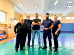 Seniorzy uczyli się jak unikać oszustw i stosować chwyty samoobrony