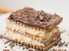 Kultowy deser z PRL idealny na grudzień. Bez pieczenia, gotowy w 15 minut, z tego, co masz pod ręką