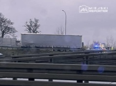 Ciężarówka uderzyła w bariery i zablokowała ważny zjazd. Utrudnienia na wjeździe do Warszawy