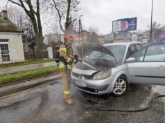 Lublin: Pojazd osobowy zapalił się na al. Spółdzielczości Pracy. Są duże utrudnienia w ruchu