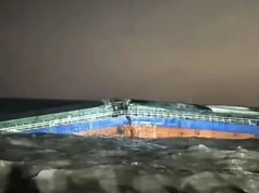 Chiny. Niewielki masowiec pękł na pół