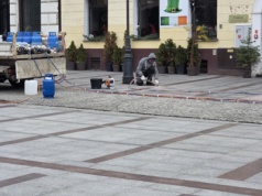 Tarnowski Rynek mniej śliski. Tysiąc stopni ma rozwiązać problem z czerwonymi płytkami