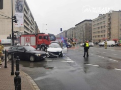 Kolizja na Grójeckiej. Skręt w lewo zakończył się zderzeniem dwóch aut