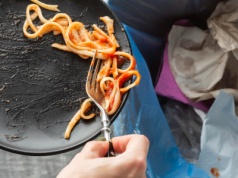 Marnowanie jedzenia po świętach. Mogłaby się nim najeść cała Polska