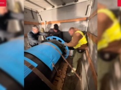 Ciężarówka przewoziła szpulę z kablem. Policjanci zwietrzyli podstęp. Szok, co odkryli w środku