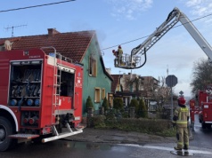 Dwie osoby poszkodowane w pożarze domu w Słupsku. Starsze małżeństwo straciło dobytek