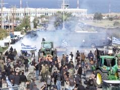 Sforsowali barierki i wtargnęli na płytę lotniska w Grecji. Wstrzymano loty