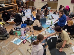 "Plastyk" przygotowuje krzesła na jubileuszową akcję WOŚP 2026