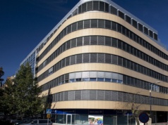 Warszawski biurowiec tłem dla dzieł młodych artystów