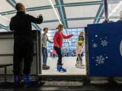 Niedawno otworzono lodowiska, a już są pierwsze wypadki. "Rodzic zlekceważył prośby o kask"