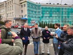 „NFZ jest niewypłacalny”. Ostra konferencja pod szpitalem w Nowym Sączu i apel o rozbicie monopolu