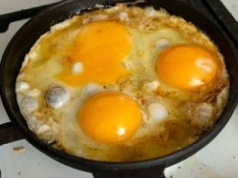 Wiele osób zaczyna dzień od takich jajek i nie wie, jak sobie szkodzi. Najgorszy wybór na śniadanie